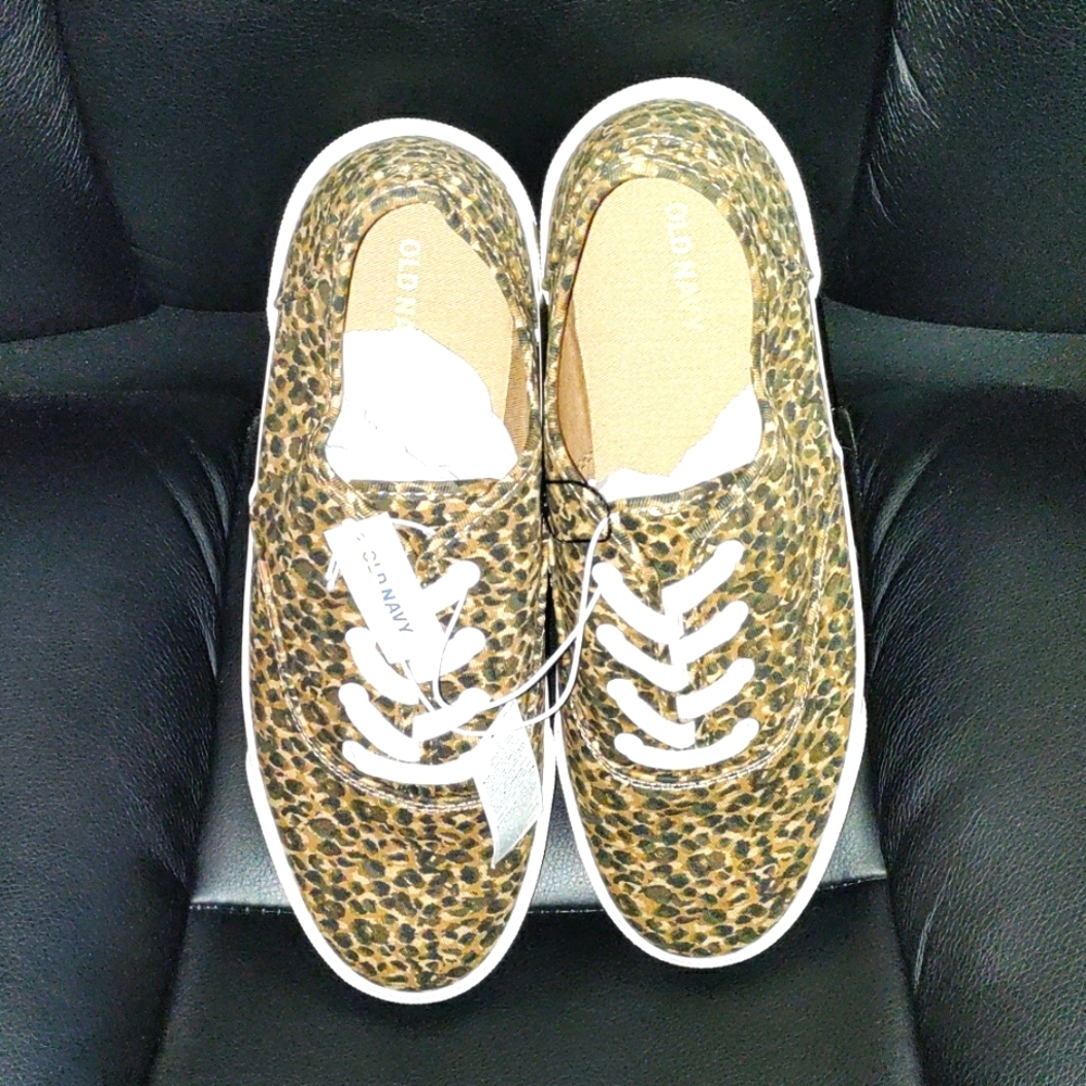 Old Navy lace up sneakers